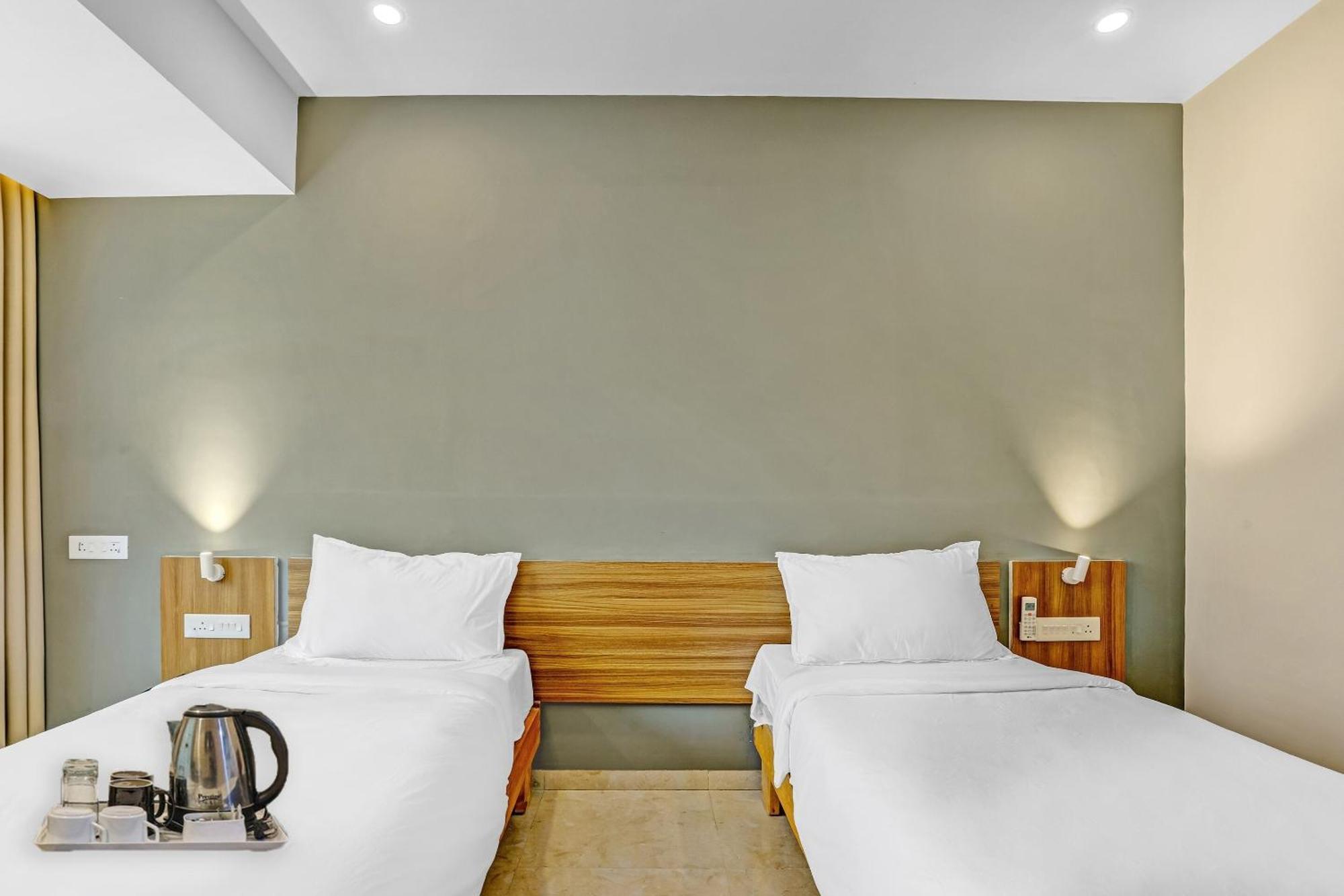 Townhouse Somani Hotel Apta Bagian luar foto