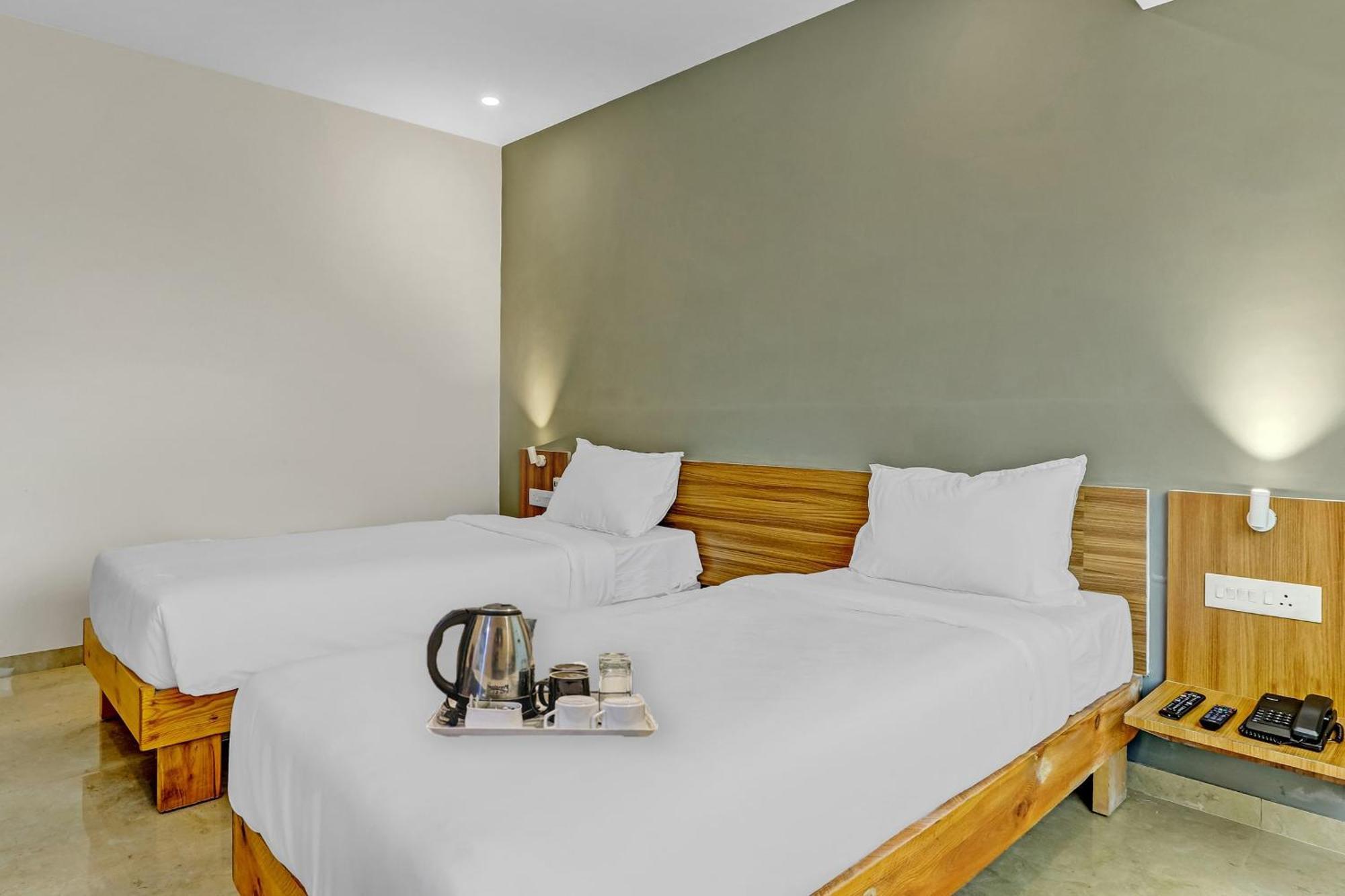 Townhouse Somani Hotel Apta Bagian luar foto