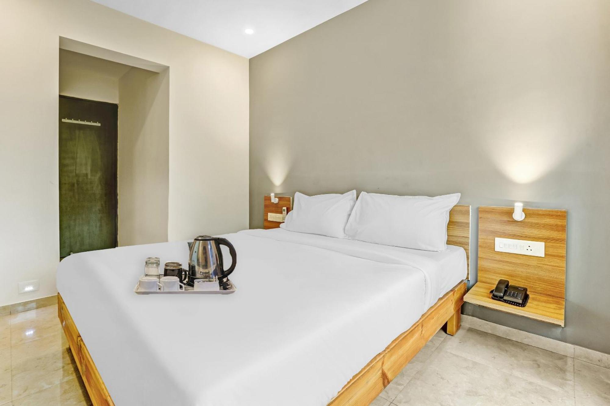 Townhouse Somani Hotel Apta Bagian luar foto
