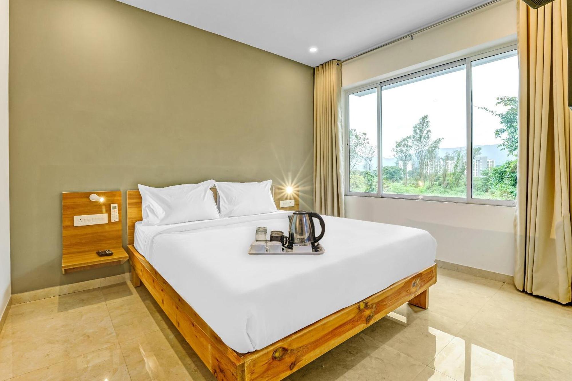 Townhouse Somani Hotel Apta Bagian luar foto